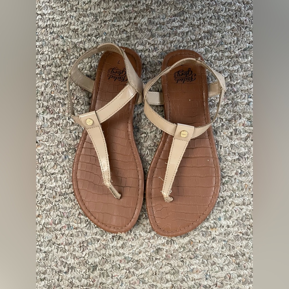 Cream/brown sandals.